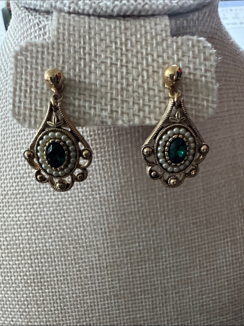 VTG Avon Queensbury Versailles Green Rhinestone & Faux Pearl Post Earrings